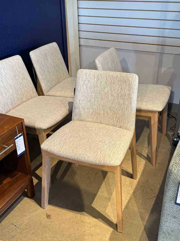 Deco dining chair with curved back and modern style
